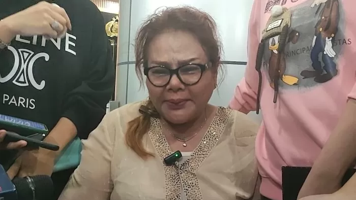 Tangis Ibunda Pecah saat Jenguk Virgoun di Polres Jakarta Barat