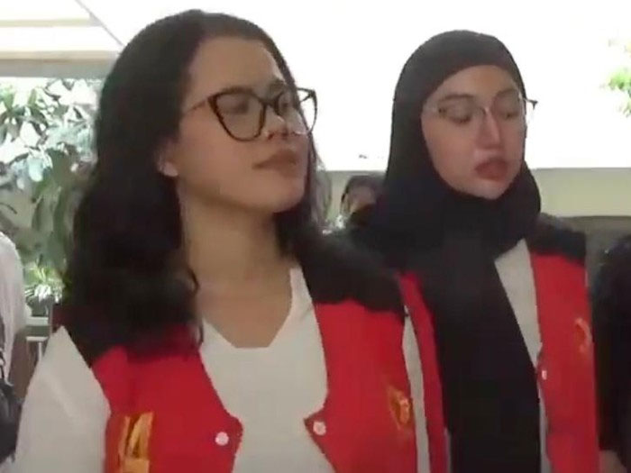 Senyuman Siskaeee di Sidang Kasus Produksi Film Porno