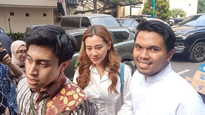 Thariq Halilintar dan Aaliyah Massaid Kompak Berbaju Putih Datangi Polda