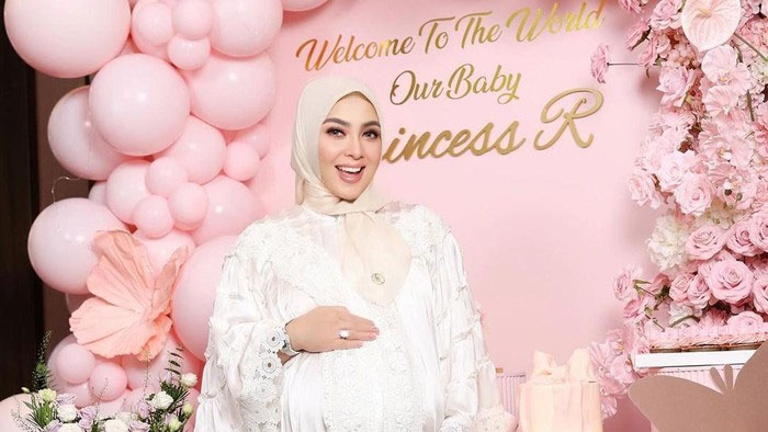 Syahrini Melahirkan, Ibu dan Mertua Kompak Jaga Princess R