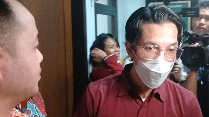 Edward Akbar Bergeming Kimberly Ryder Nangis Lihat Anak Tunggu Bajaj Malam-malam