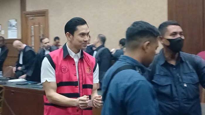 Senyum Harvey Moeis dengan Tangan Diborgol Usai Sidang Korupsi