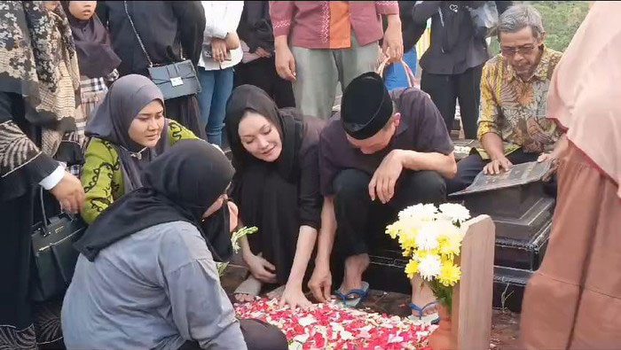 Jerit Kesedihan Adik Ayu Ting Ting, 7 Hari Ditinggal Anak Selamanya