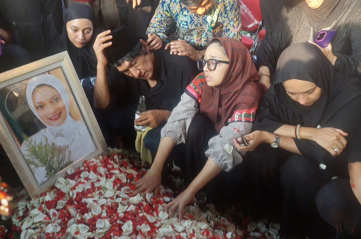 7 Hari Meninggalnya Marissa Haque, Ikang Fawzi dan Anak Nyekar ke Makam