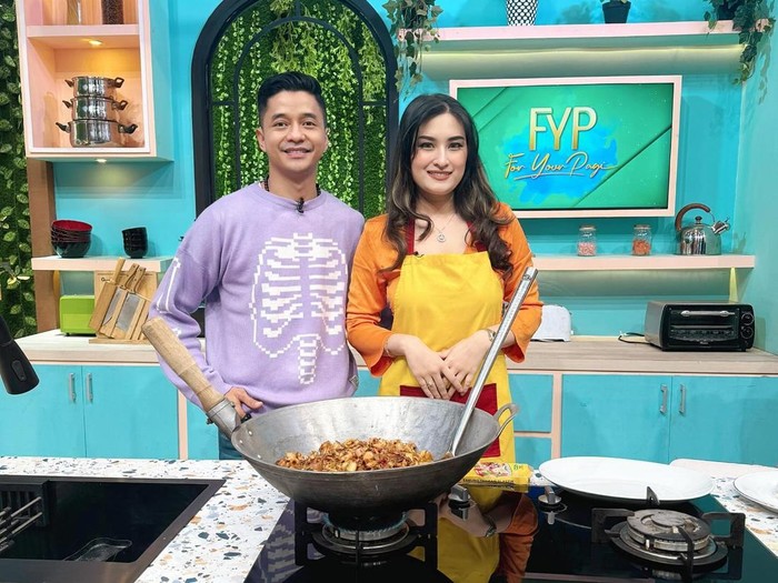 Adly Fairuz Rela Jadi Model Eksperimen Icip Makanan Istri Sebelum Dijual