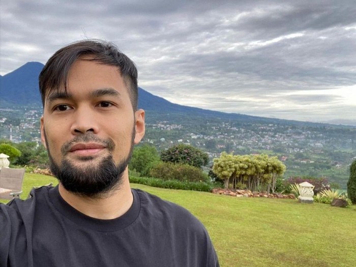 Teuku Wisnu Tandai 1 Dekade Jualan Kue dengan Hal Spesial Ini