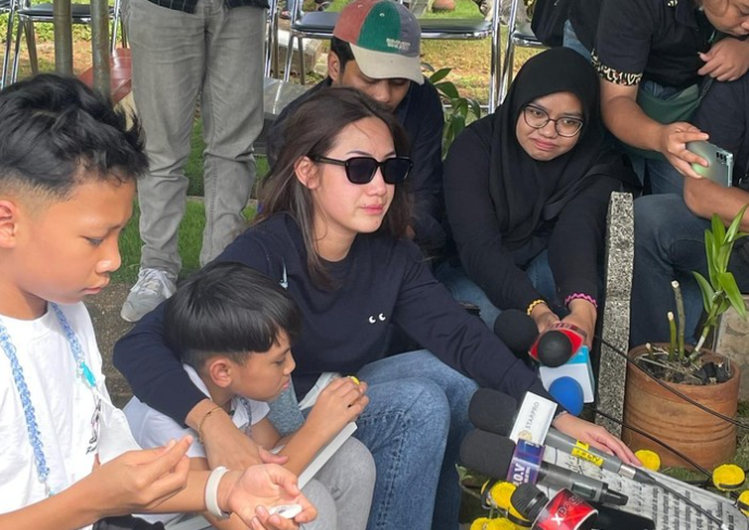 Momen Haru Tamara Tyasmara Rayakan Ulang Tahun Dante di Makam