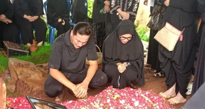 Ibu Ussy Sulistiawaty Dimakamkan Satu Liang Lahad dengan Anak